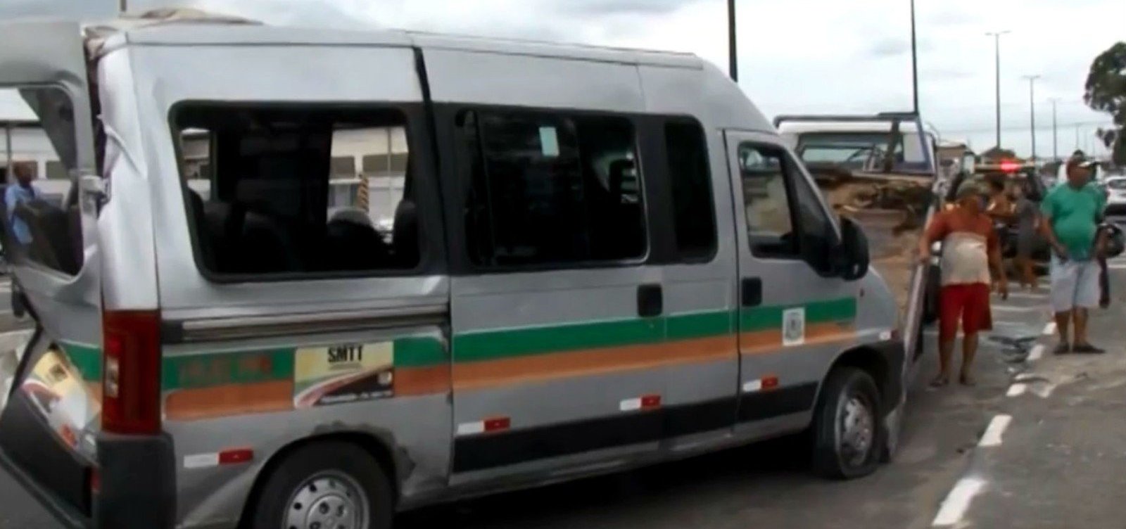Homem ferido em batida entre van e ônibus morre em hospital