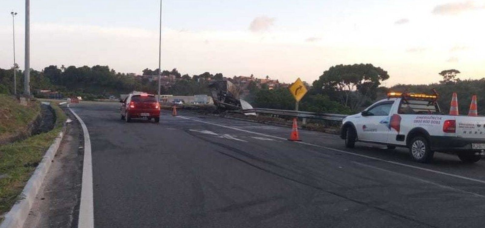 Via que liga BA-535 à CIA-Aeroporto fica bloqueada temporariamente na manhã de hoje