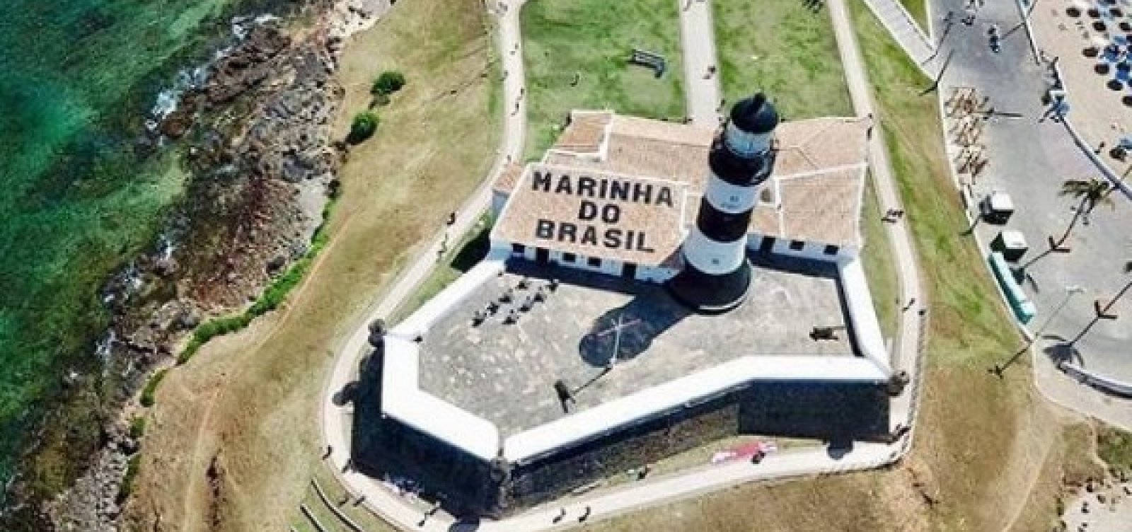 Marinha faz pintura sem autorização no Farol da Barra 