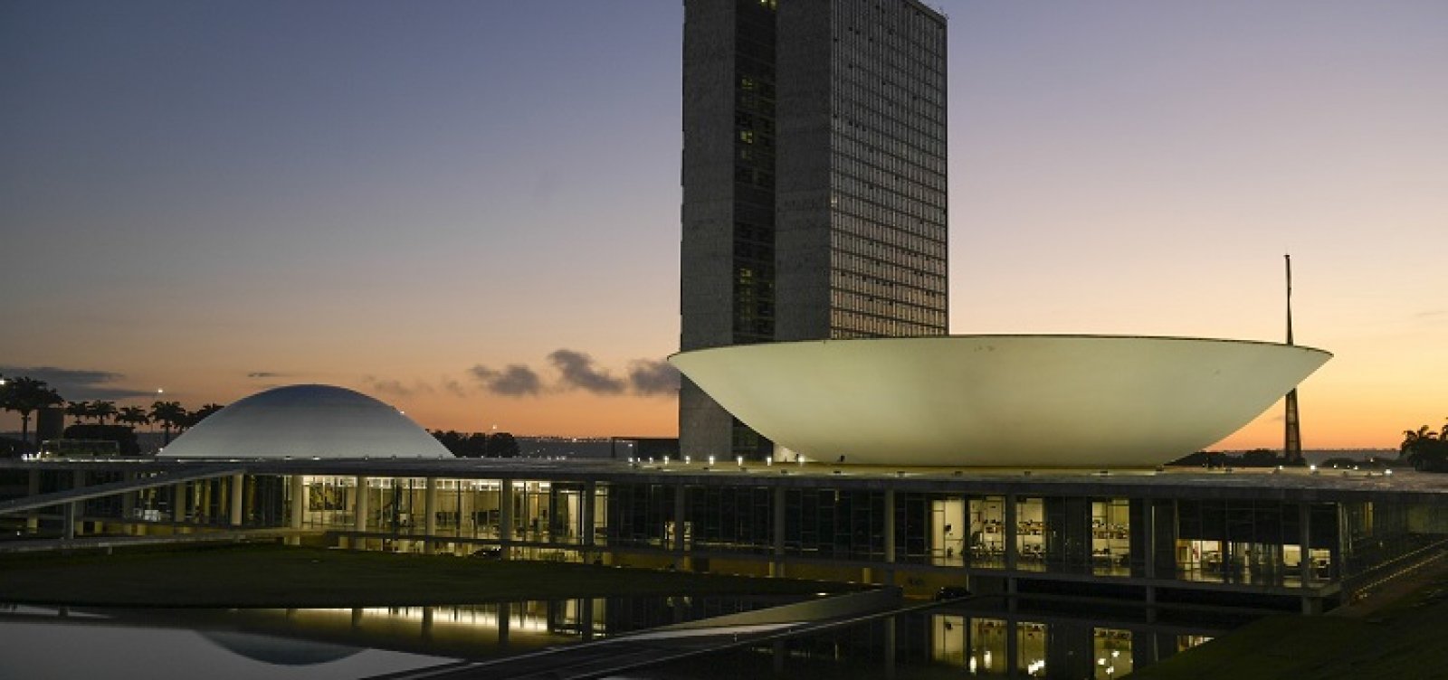 Senado paga R$ 101 mil de 'auxílio-mudança' a senadores do DF que já moram em Brasília