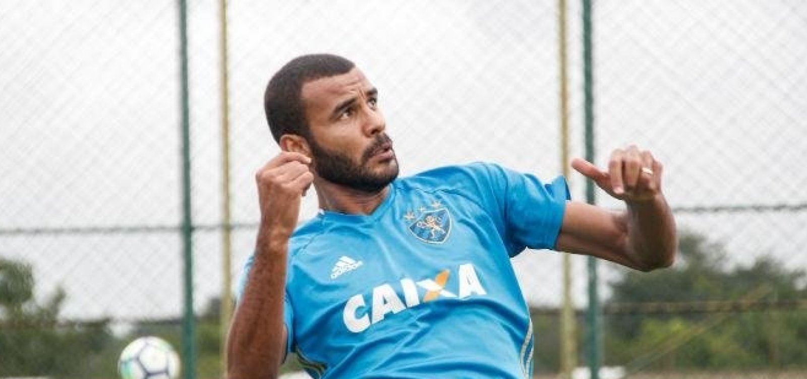 Bahia anuncia contratação do zagueiro Ernando
