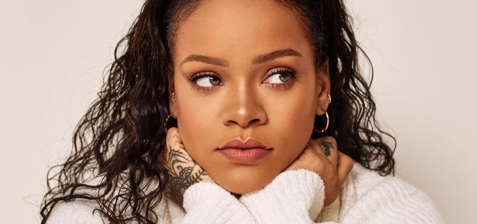 Rihanna decide processar próprio pai por fazer negócios em seu nome