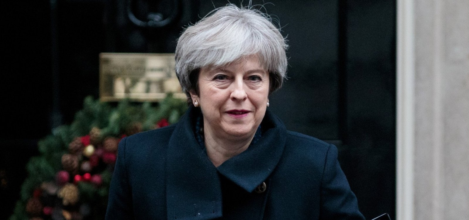 Parlamento britânico vota pela permanência de May como primeira-ministra