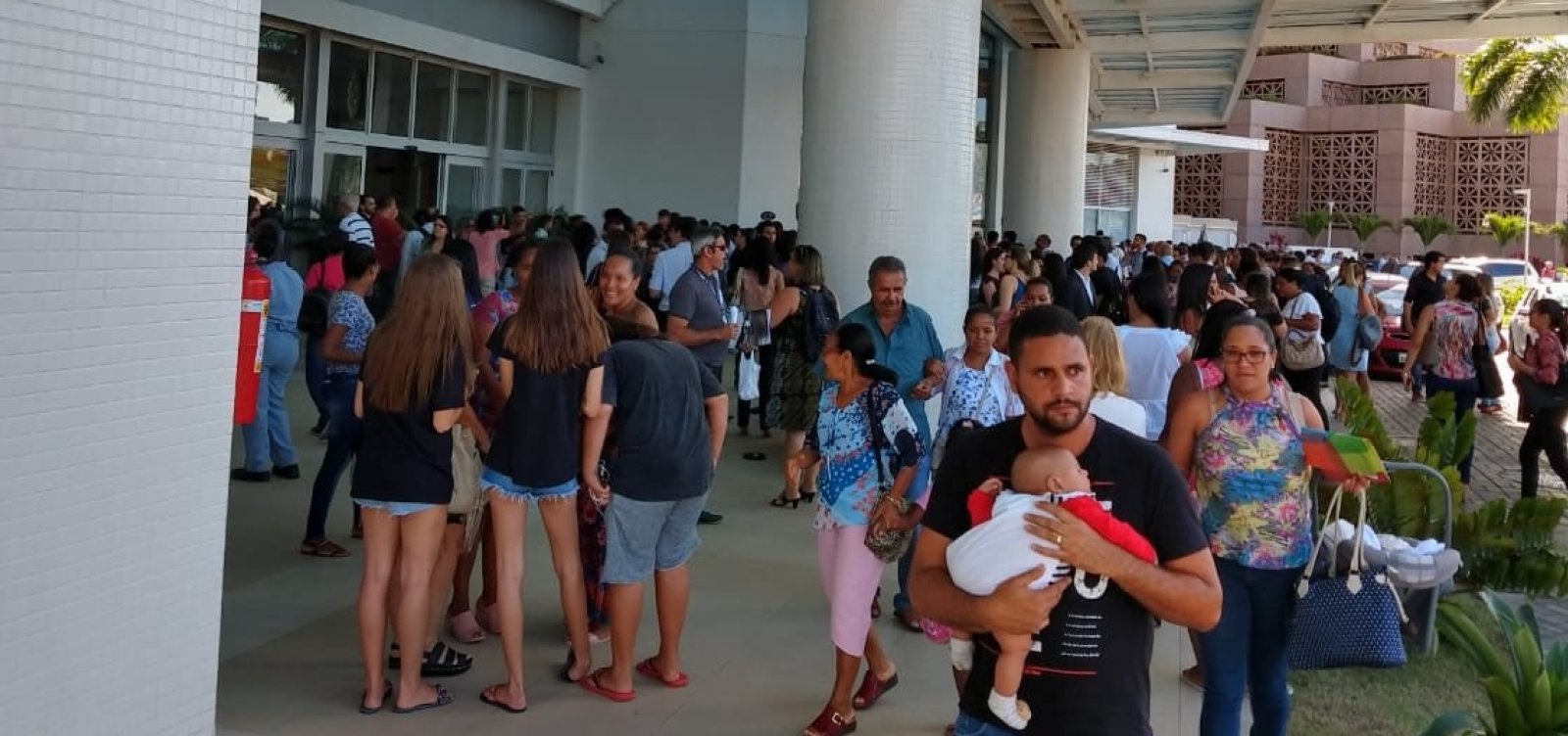 Bombeiros controlam incêndio no Mundo Plaza