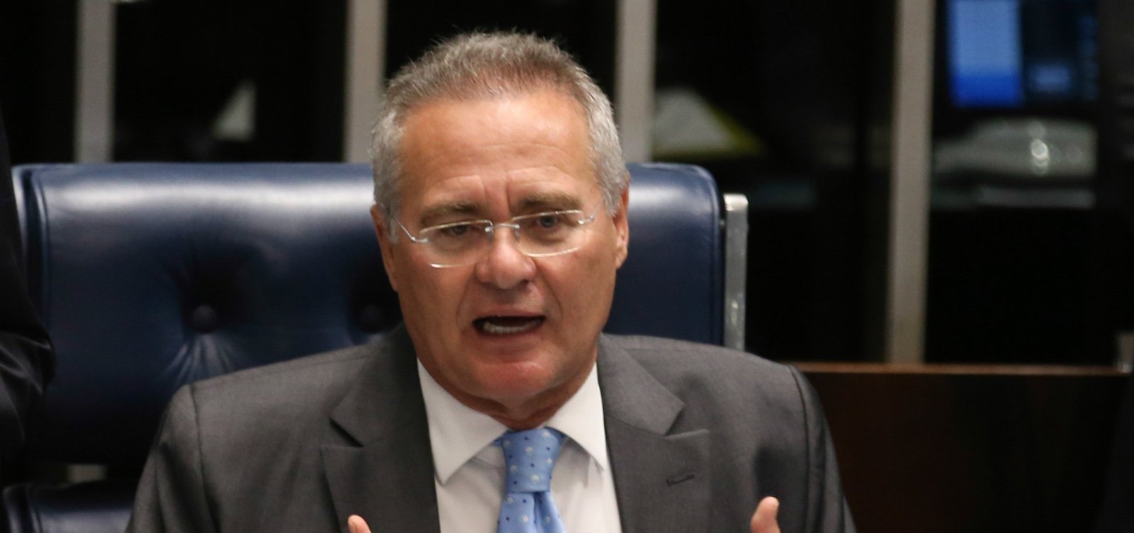 Calheiros defende Flavio Bolsonaro após pedido de suspensão das investigações