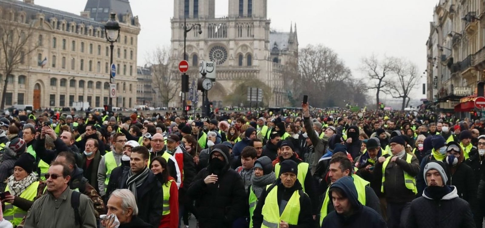 Movimento dos coletes amarelos volta a protestar pela França