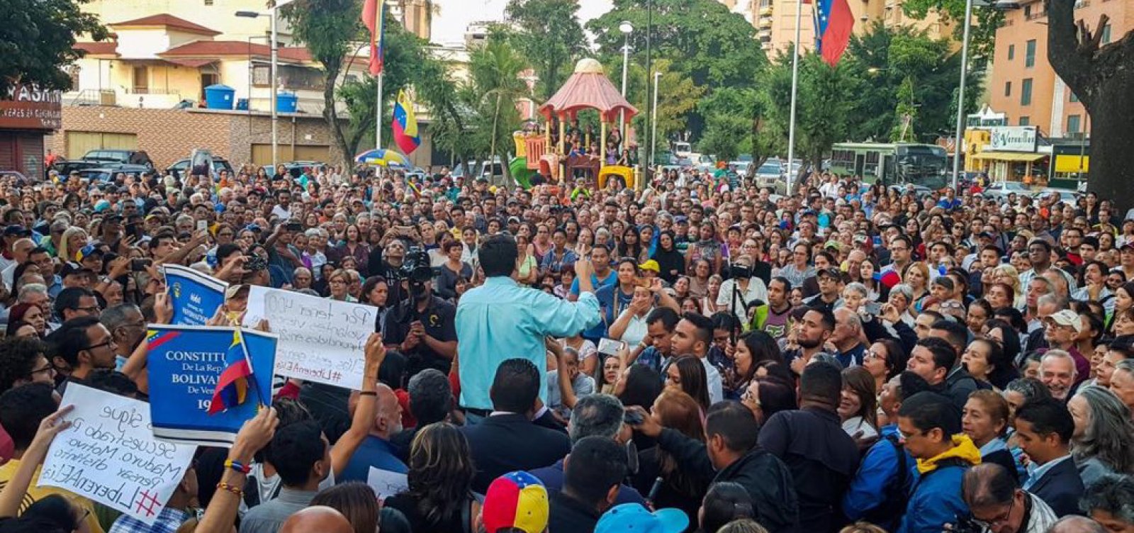 Presidente da Assembleia Legislativa da Venezuela promete anistia a militares que desertarem de Maduro