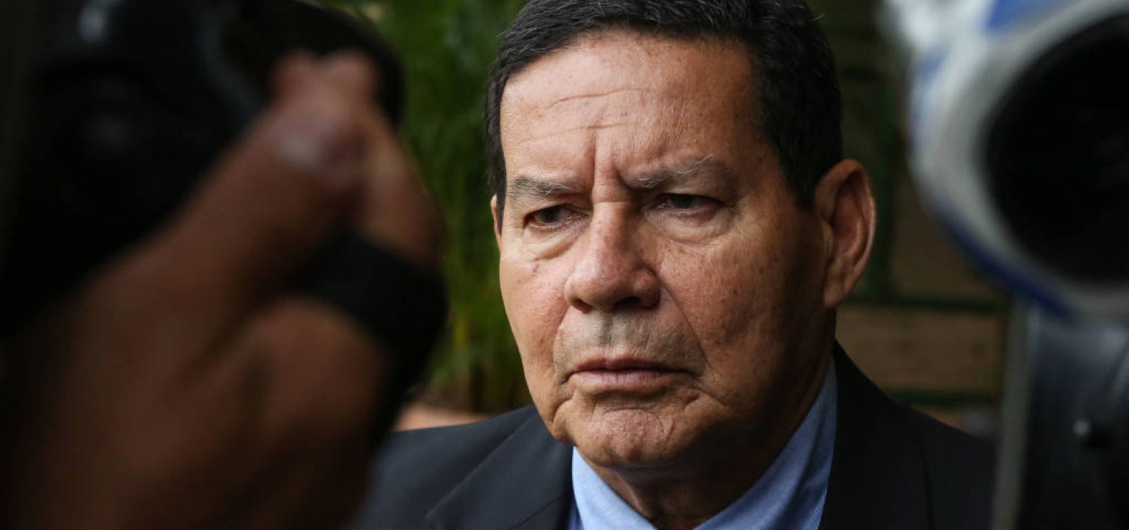 Caso de Flávio Bolsonaro não tem nada a ver com governo, diz Mourão