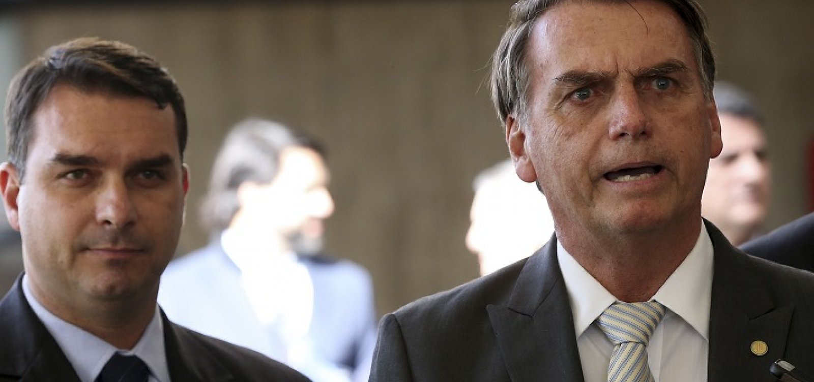 Flávio Bolsonaro diz que depósitos são dinheiro recebido em venda de apartamento