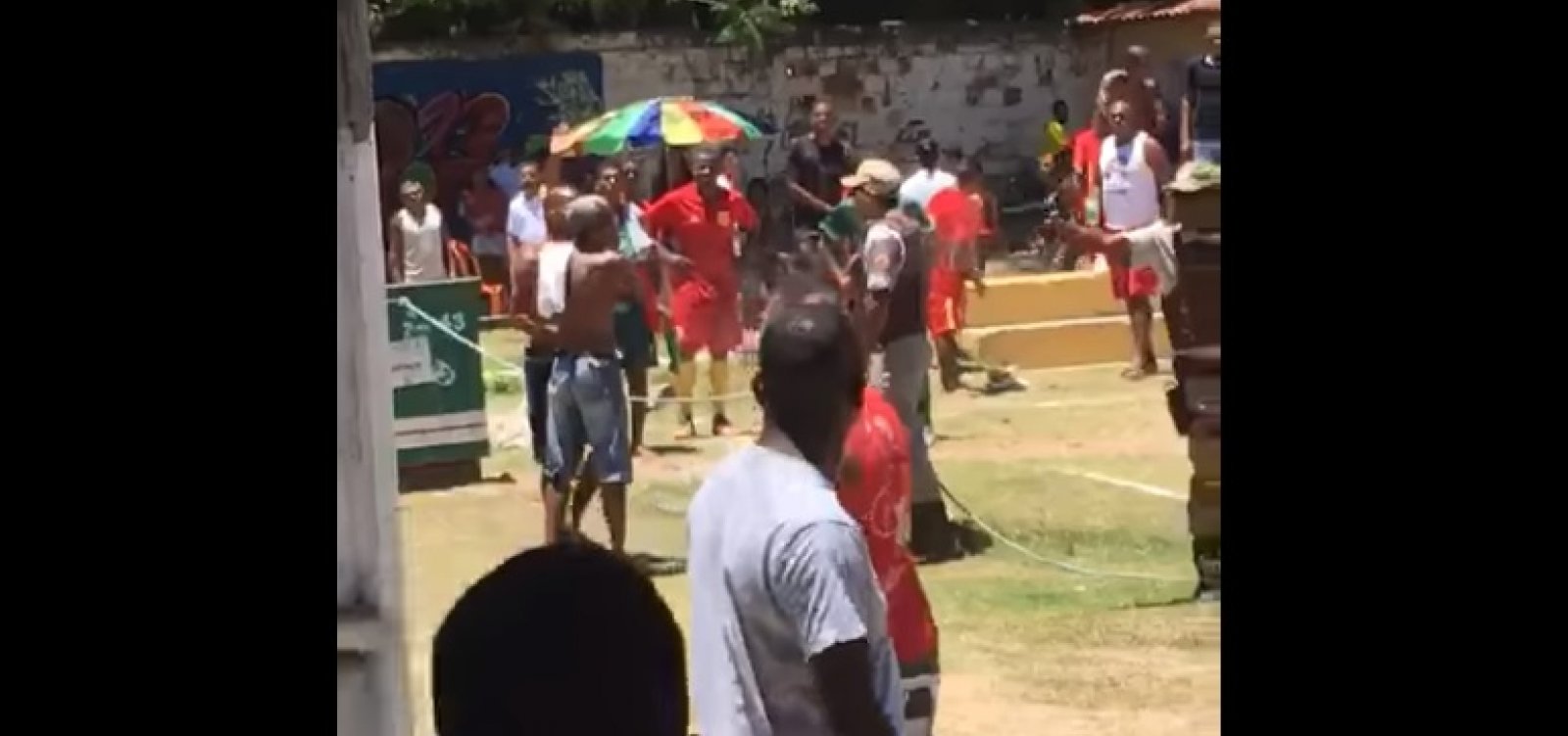 Lauro de Freitas: Tumulto com PMs em partida de futebol deixa um morto e um ferido; vídeo