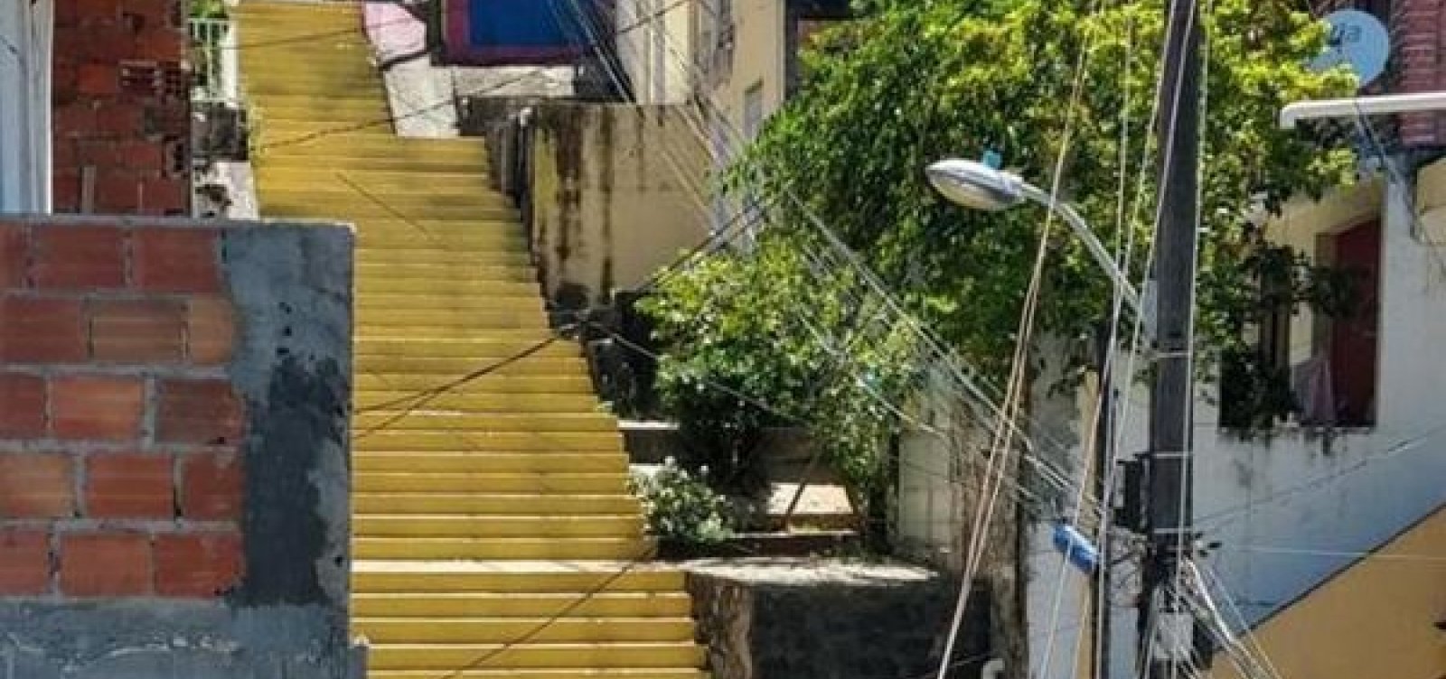Cervejaria pinta de amarelo escadaria que foi revitalizada em 'Segundo Sol'