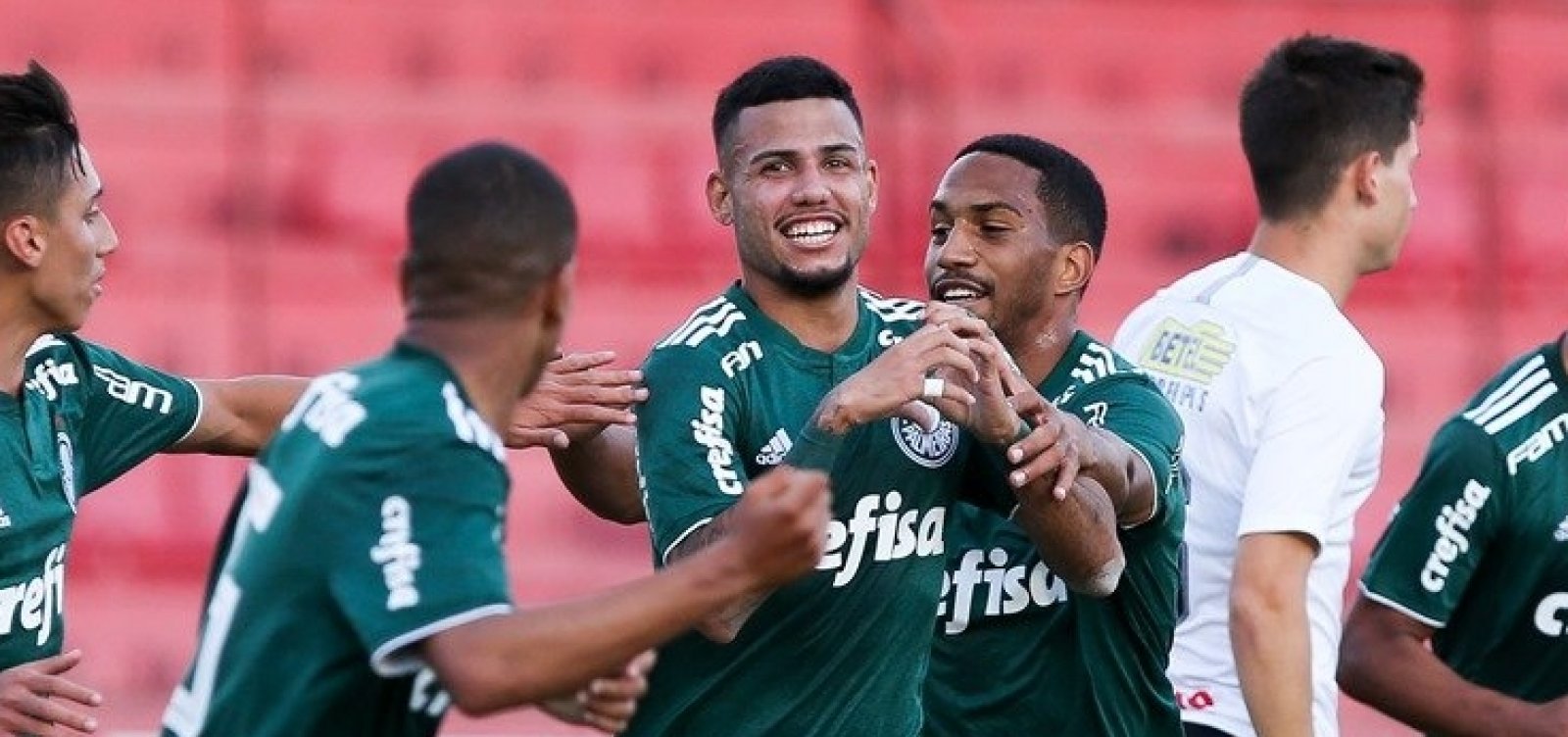 Vitória assina com lateral da base do Palmeiras