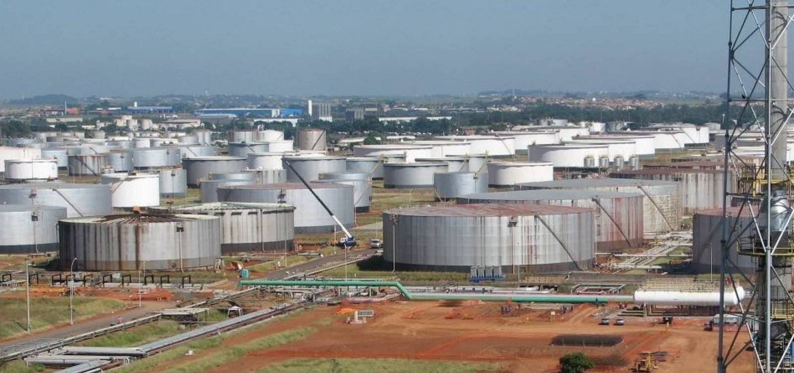 Petrobras reduz em 2,5% preço médio da gasolina nas refinarias