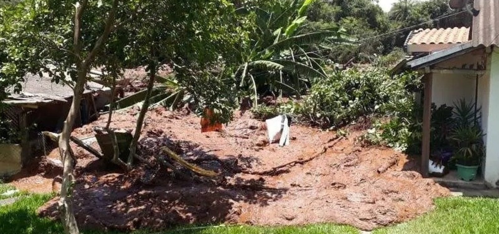 Duas pessoas foram resgatadas até o momento em rompimento de barragem em MG