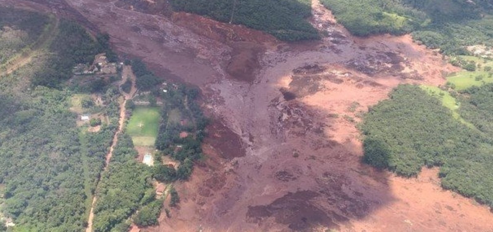 Bombeiros confirmam 200 desaparecidos em rompimento de barragem em MG