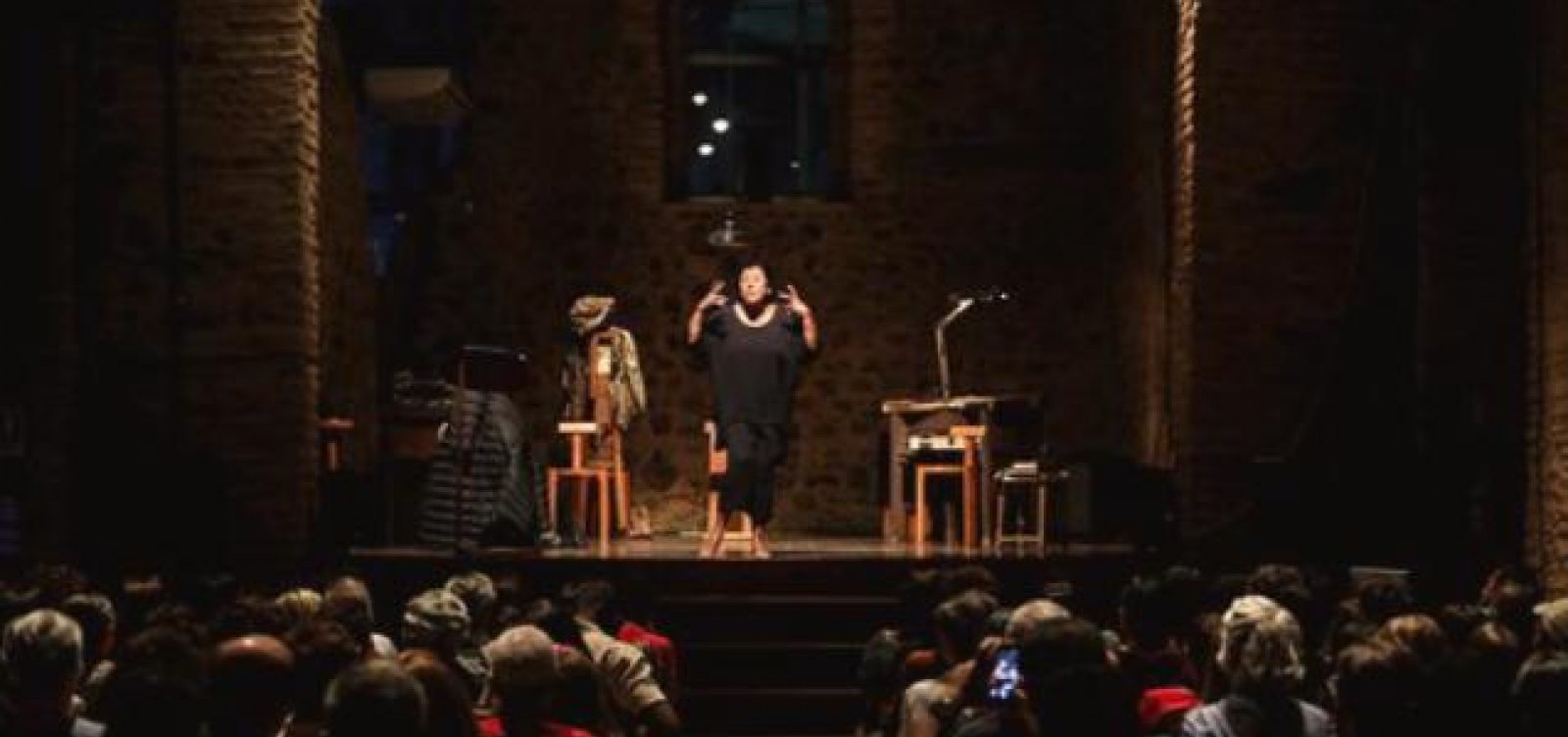 Com estrelas na plateia, primeira semana de ‘Recital da Onça’ de Regina Casé é sucesso de público