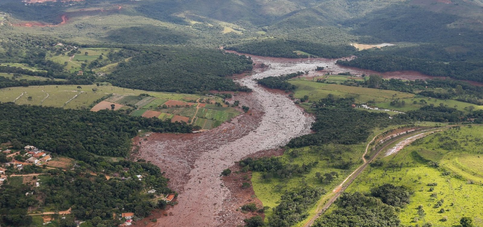 Equipes de busca localizam segundo ônibus submerso na lama