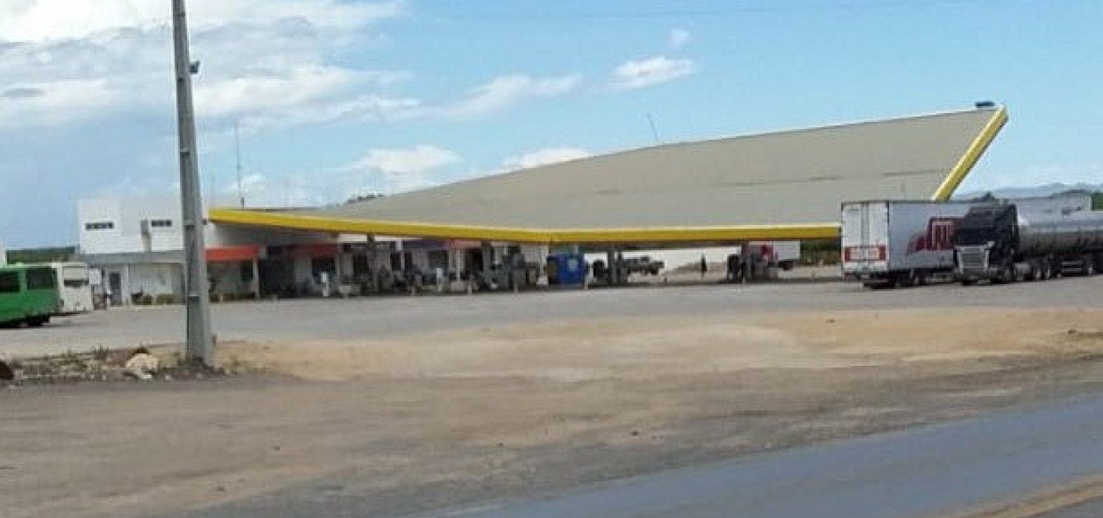 Vento derruba cobertura de posto de gasolina em Abaré, no norte do estado