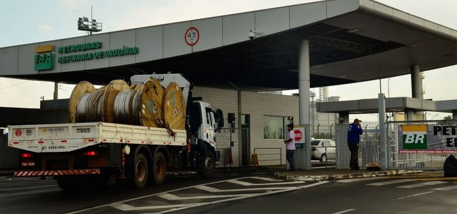 Petrobras reduz em 1,3% preço médio da gasolina nas refinarias