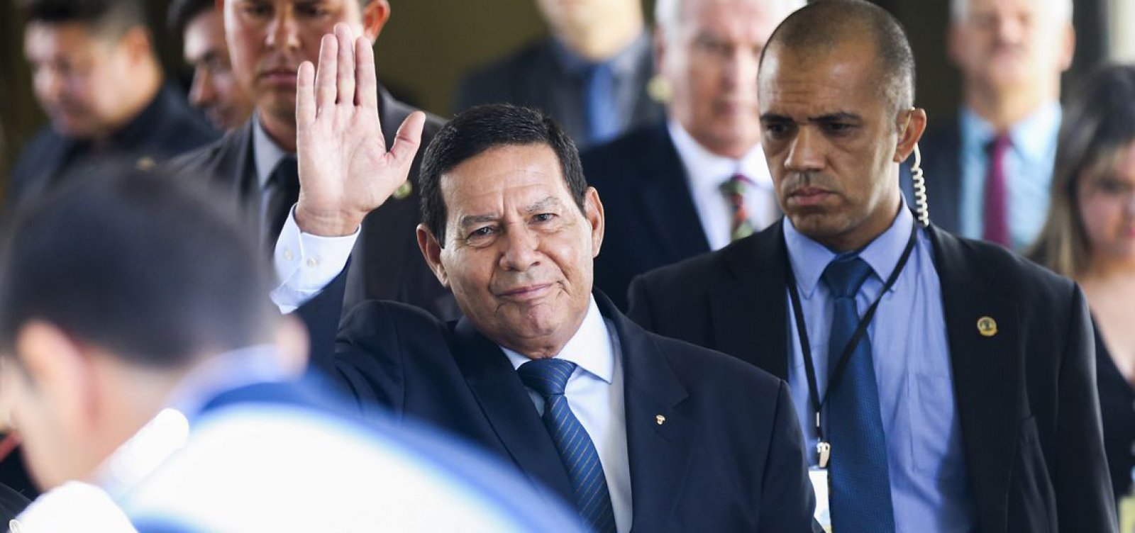 Mourão rebate Olavo de Carvalho: 'Quem se importa?'