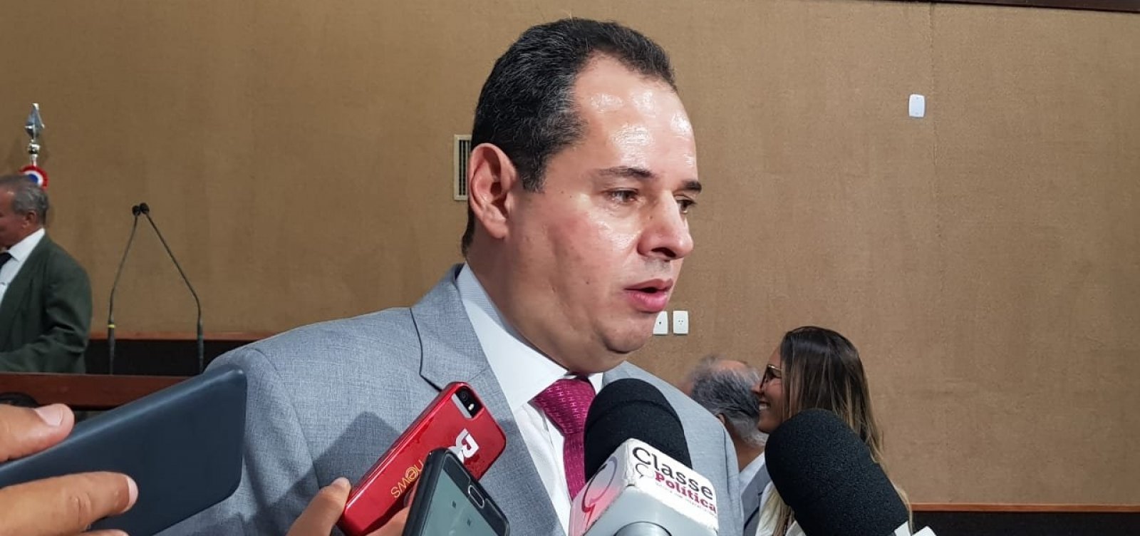 Em discurso de posse, Leal critica judicialização da política