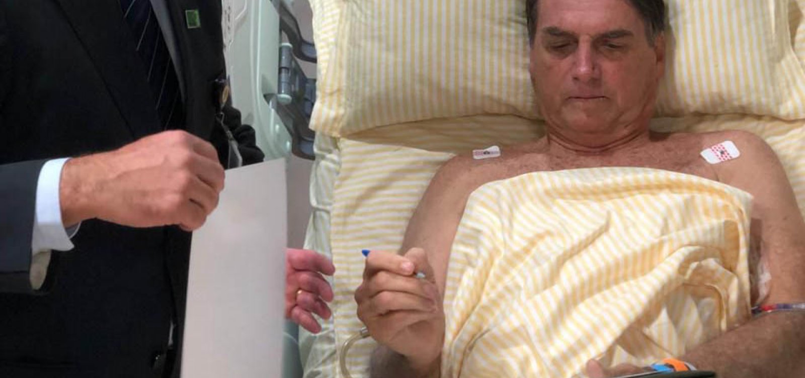 Bolsonaro continua com sonda e segue sem complicações, diz boletim médico