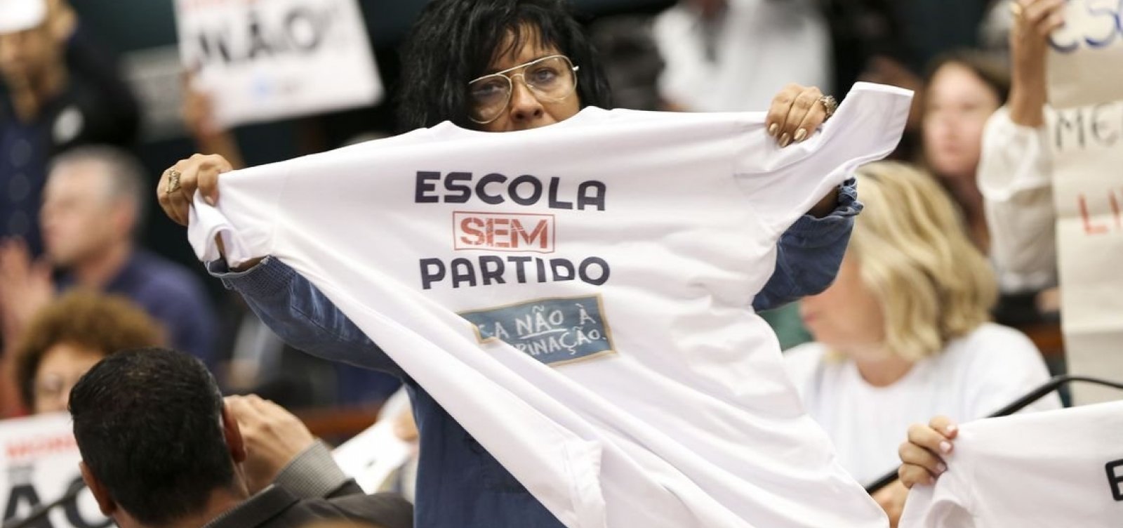 Novo 'Escola Sem Partido' permite que aluno grave professor