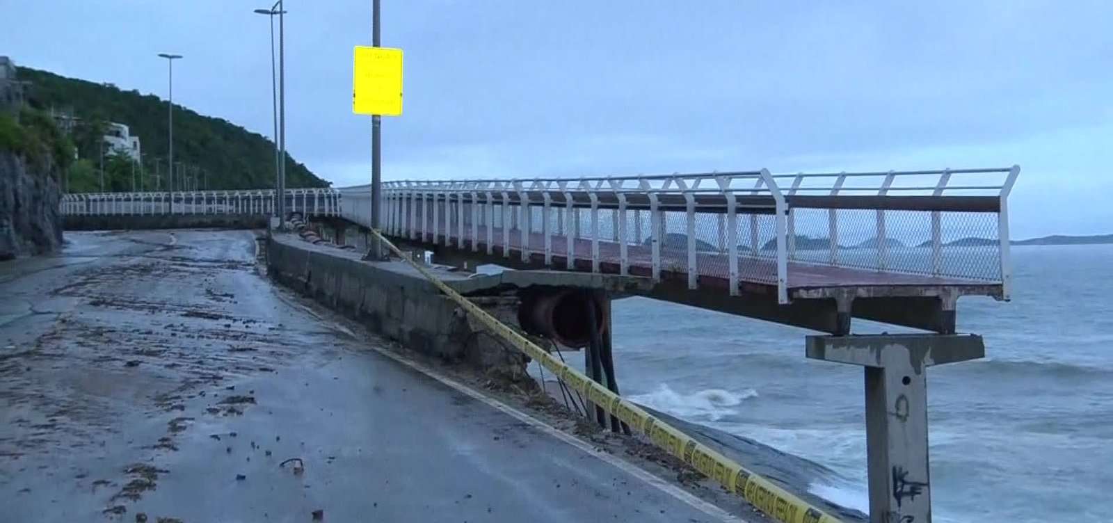 Trecho da Ciclovia Tim Maia desaba com temporal no Rio