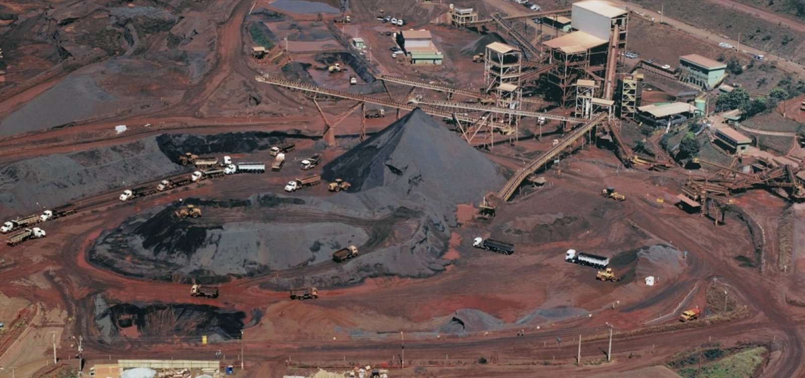 Moradores de cidade mineira são retirados de casa por risco em barragem da ArcelorMittal
