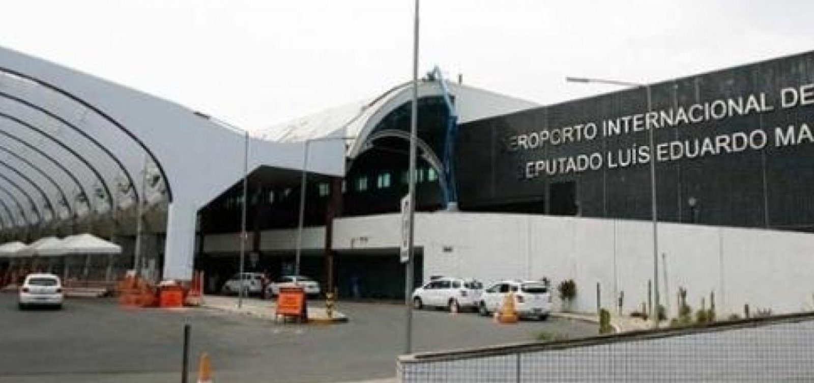 Após voo cancelado, passageiros bloqueiam embarque no aeroporto de Salvador