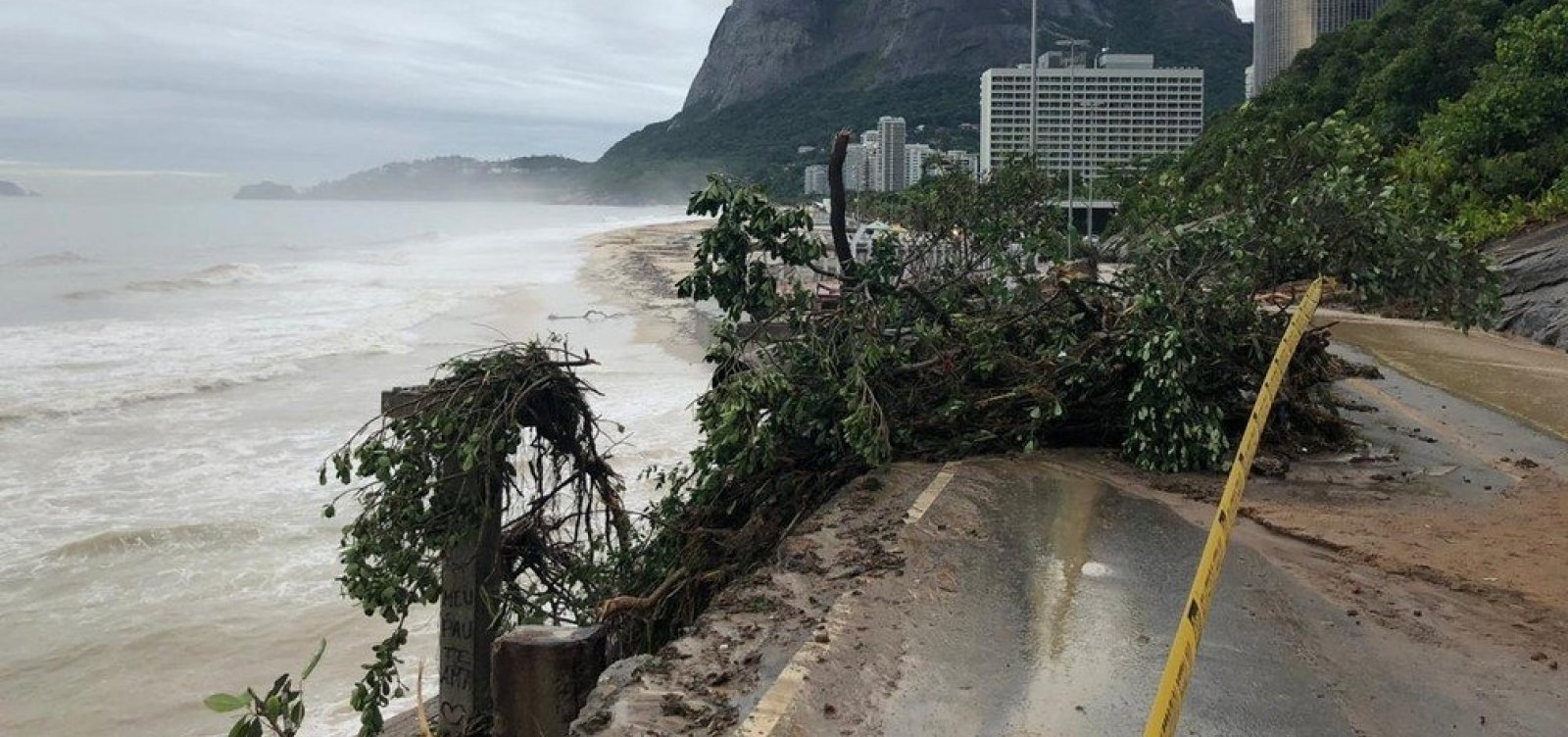 Sobe para 7 o número de mortos por temporal no Rio