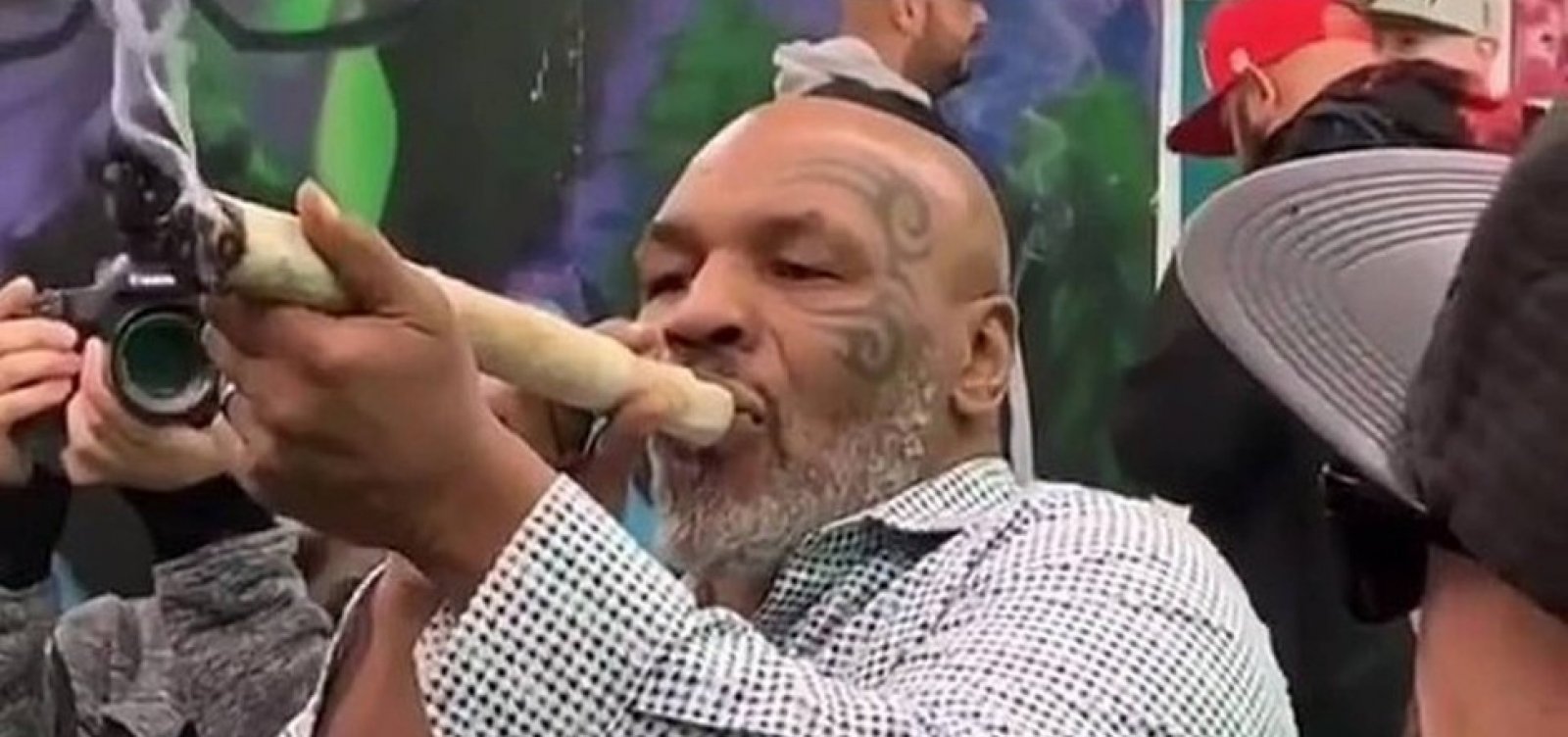 Mike Tyson fuma cigarro gigante de maconha nos Estados Unidos