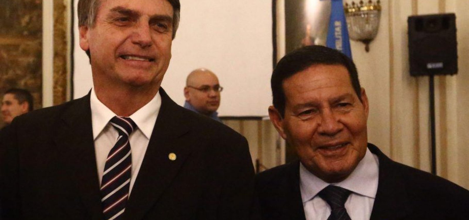 'Você quer me matar?', brinca Bolsonaro com Mourão
