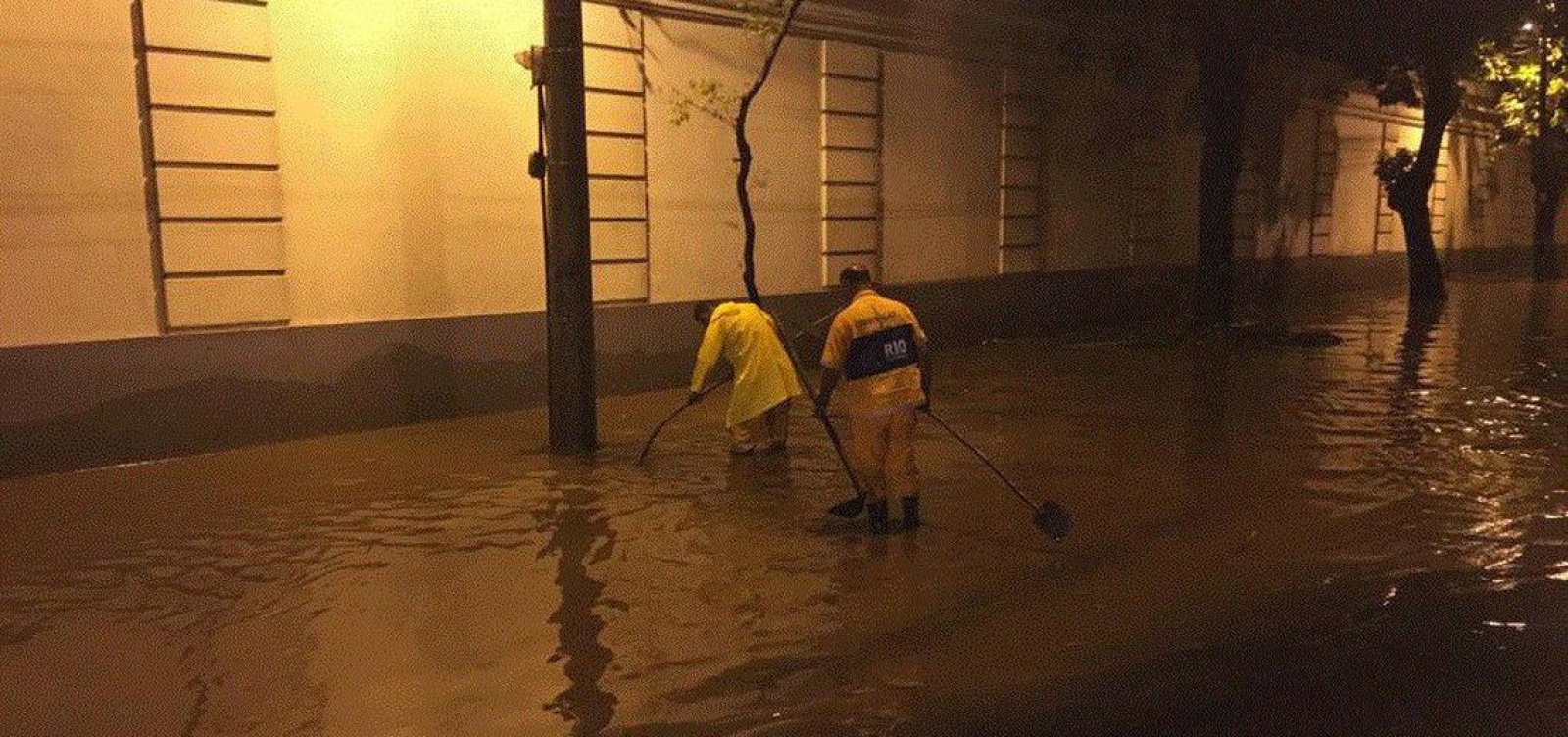 Chuva atinge Rio de Janeiro e deixa ruas alagadas