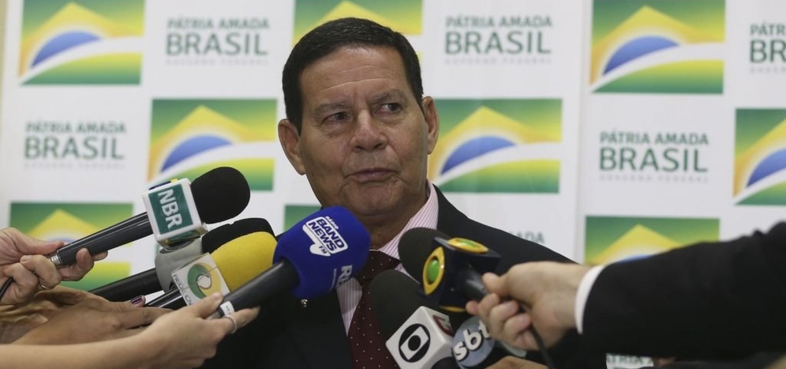 Mourão rebate ministro e defende papel de Chico Mendes