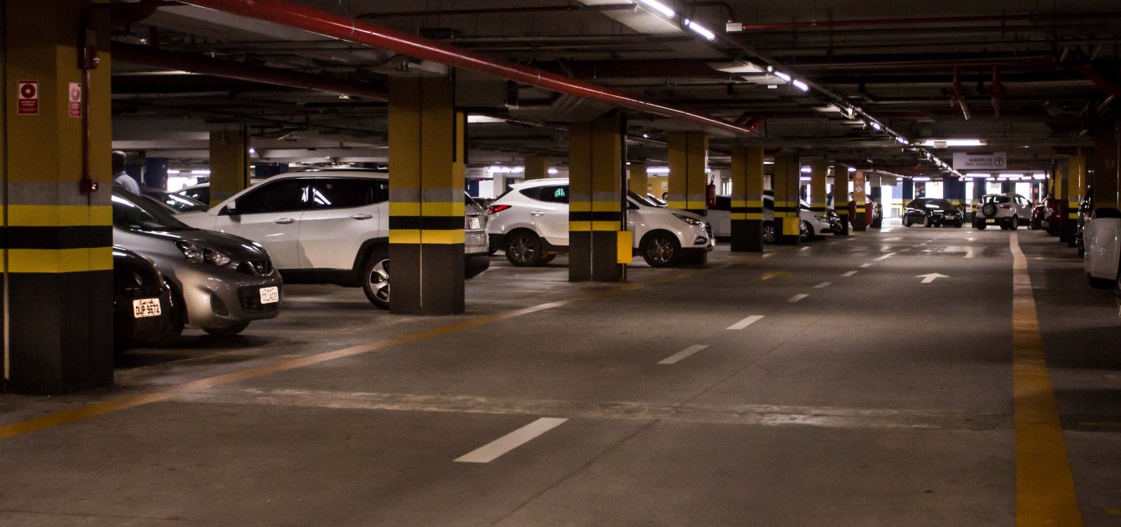 Defesa Civil aponta problemas em estacionamento do Shopping Paralela; veja vídeo