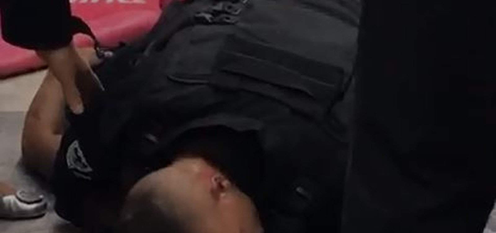 Jovem morre após 'gravata' de segurança em mercado do RJ