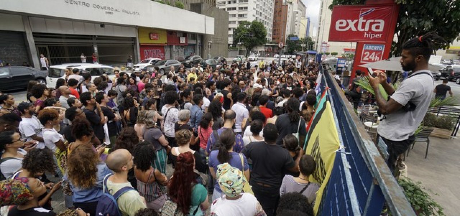 Manifestantes fazem ato em frente a supermercado onde jovem foi morto por segurança na Zona Oeste do Rio
