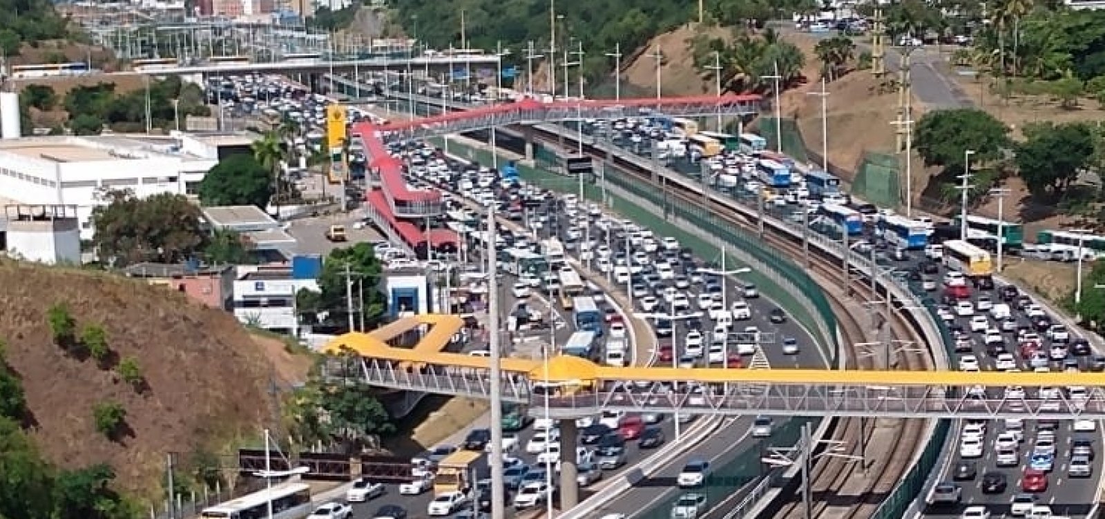 Carro capota na Avenida Paralela e deixa trânsito congestionado