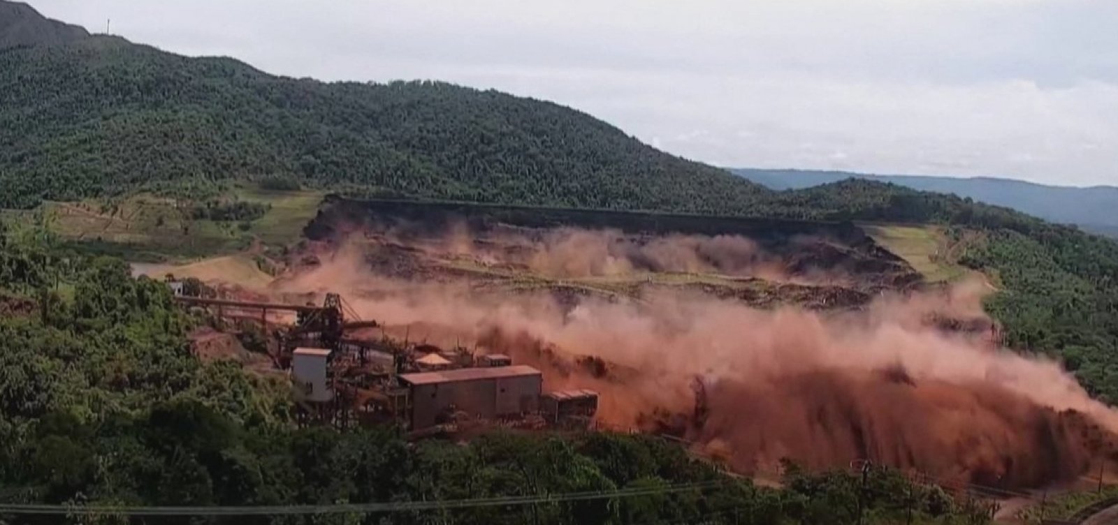 Governo determina que mineradoras retirem trabalhadores de área perto de barragens