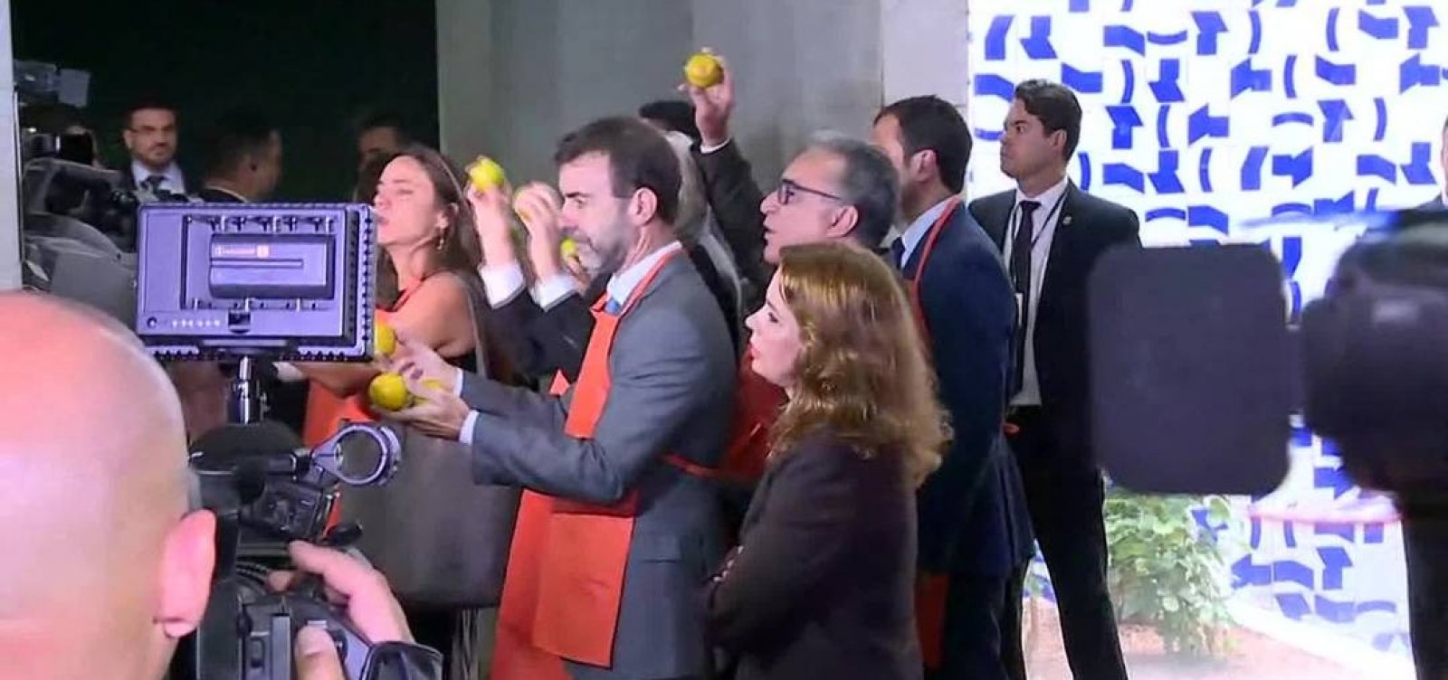 Oposição leva laranjas a Bolsonaro durante apresentação proposta de reforma da Previdência