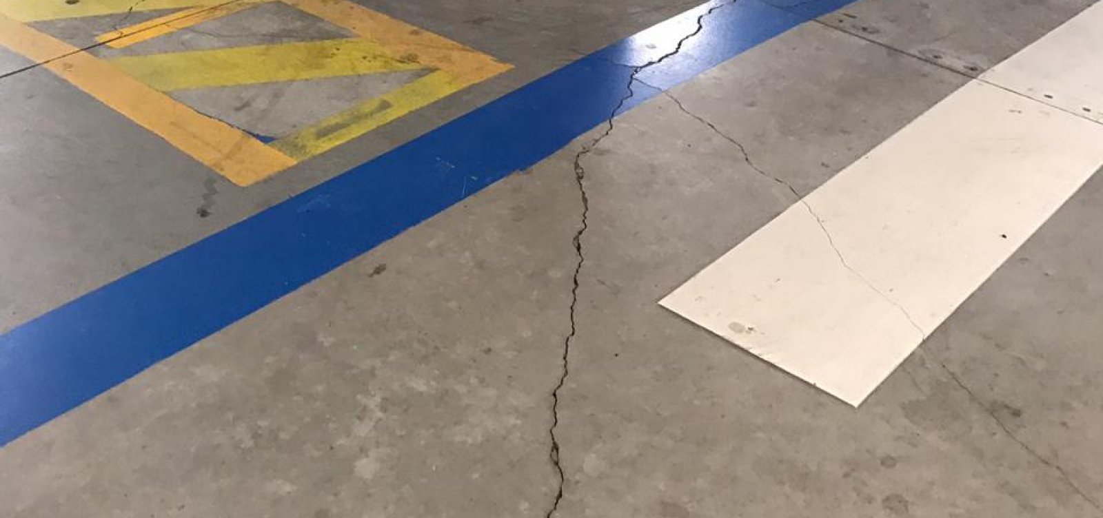 Vídeo mostra rachaduras em estacionamento do Shopping Paralela; veja