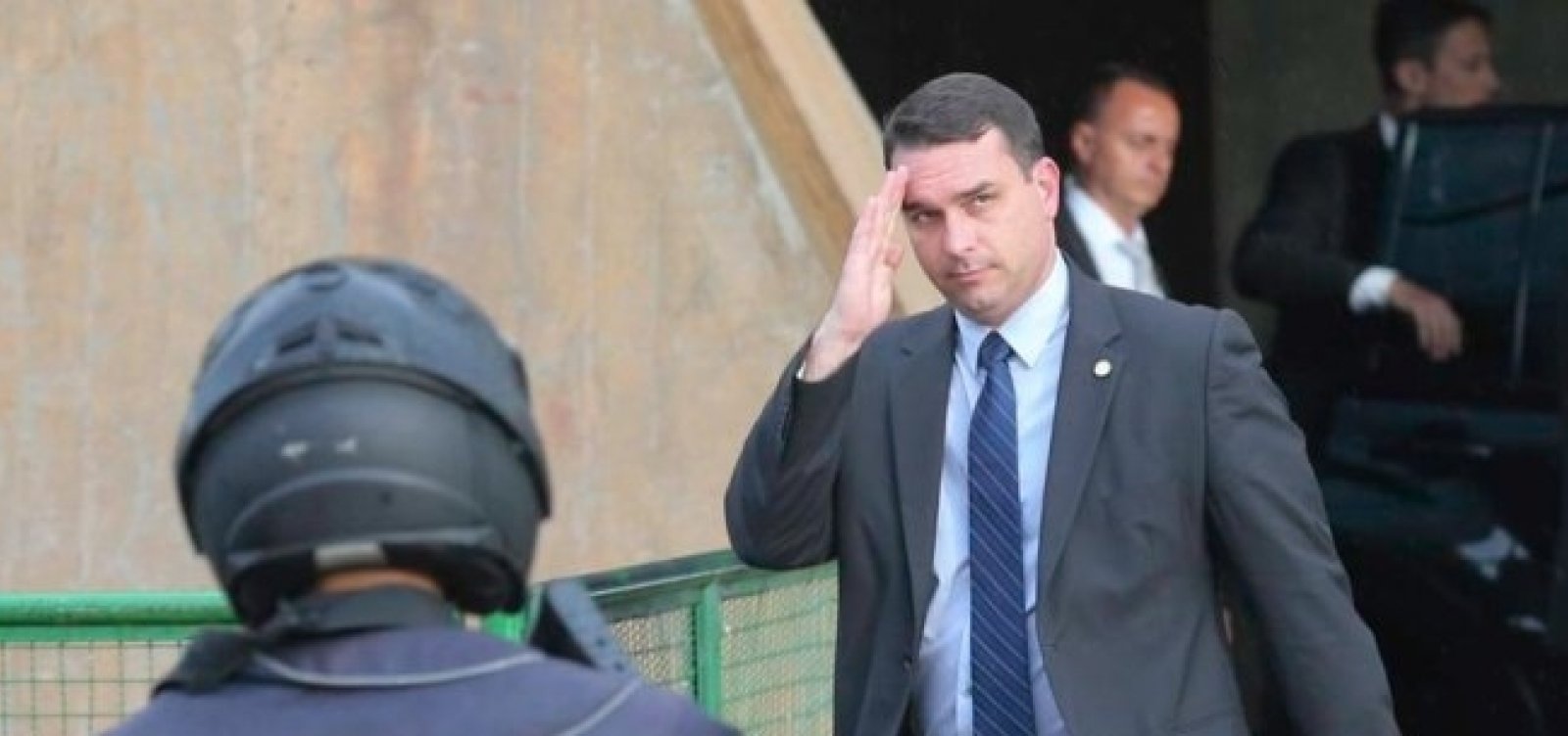 Ex-assessora de gabinete de Flávio Bolsonaro foi paga com verba pública, diz jornal