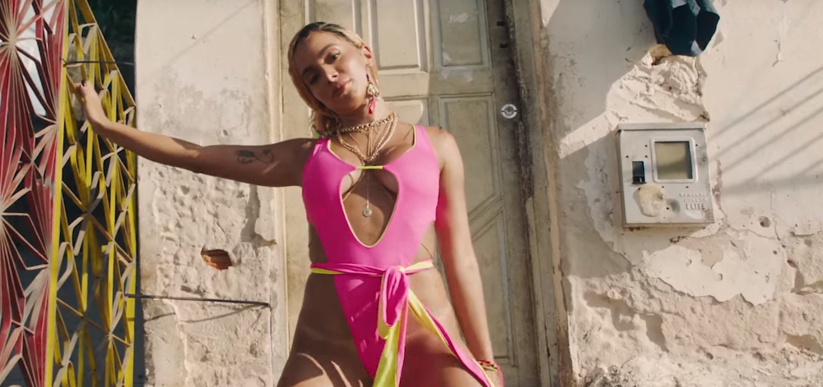 Anitta lança clipe gravado em Salvador; assista