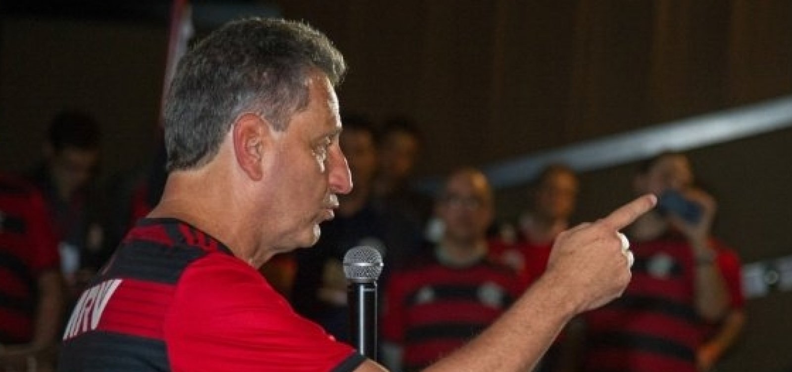 CEO do Flamengo vai à delegacia prestar depoimento
