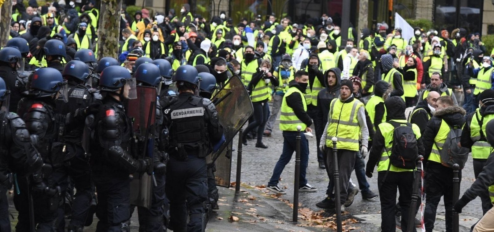 Coletes amarelos voltam a protestar na França