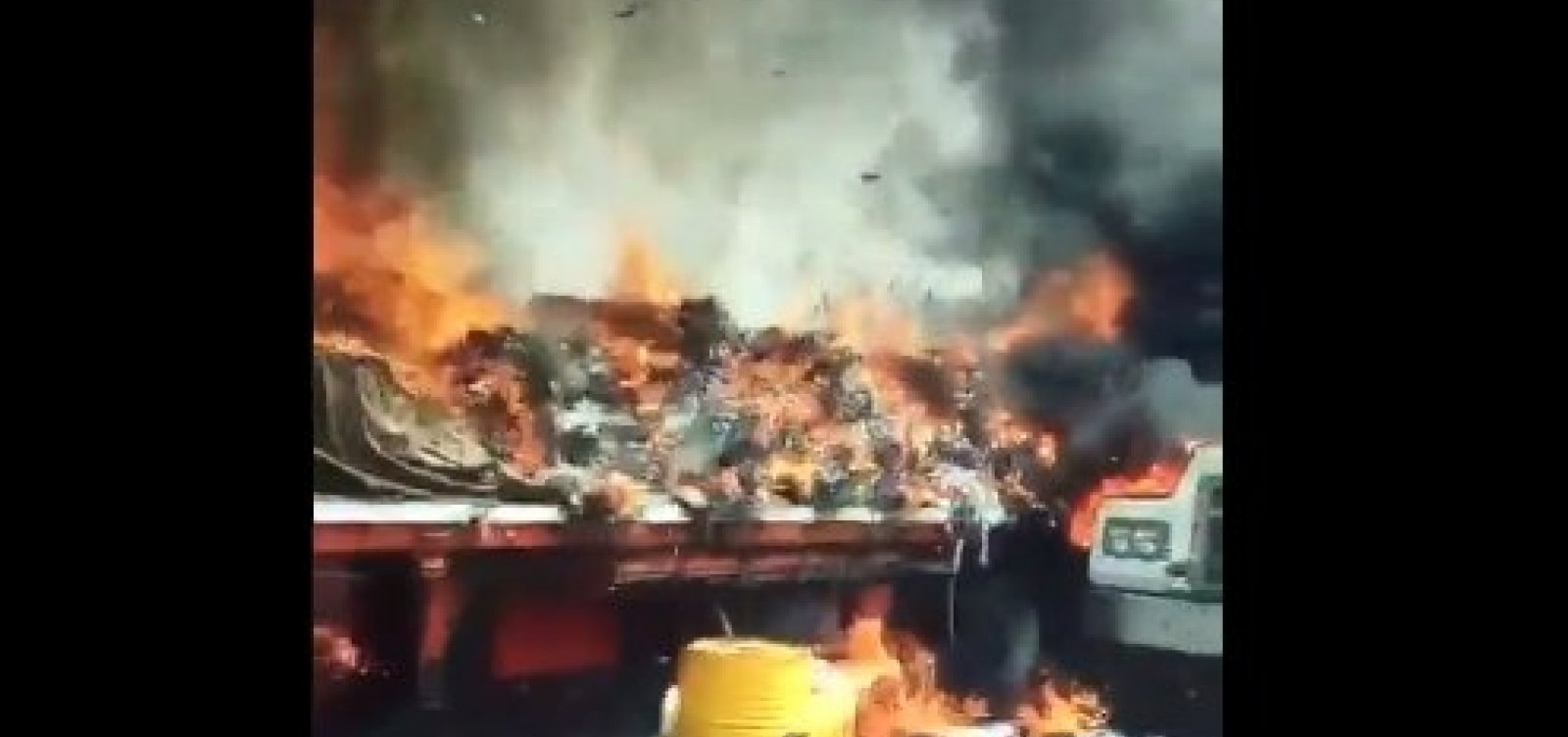 Caminhões com ajuda humanitária são incendiados na Venezuela