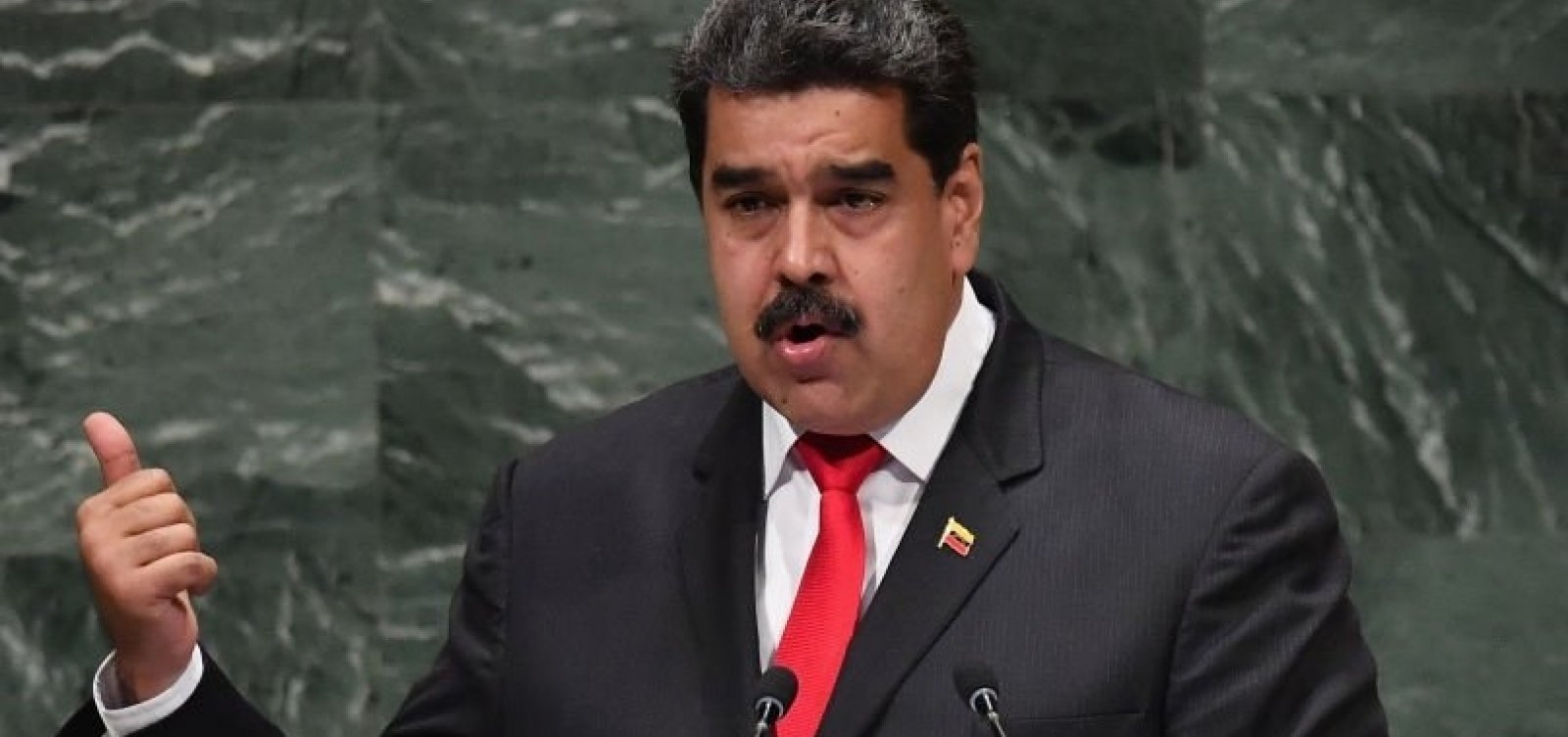 Governo brasileiro informa que dois caminhões com ajuda entraram na Venezuela