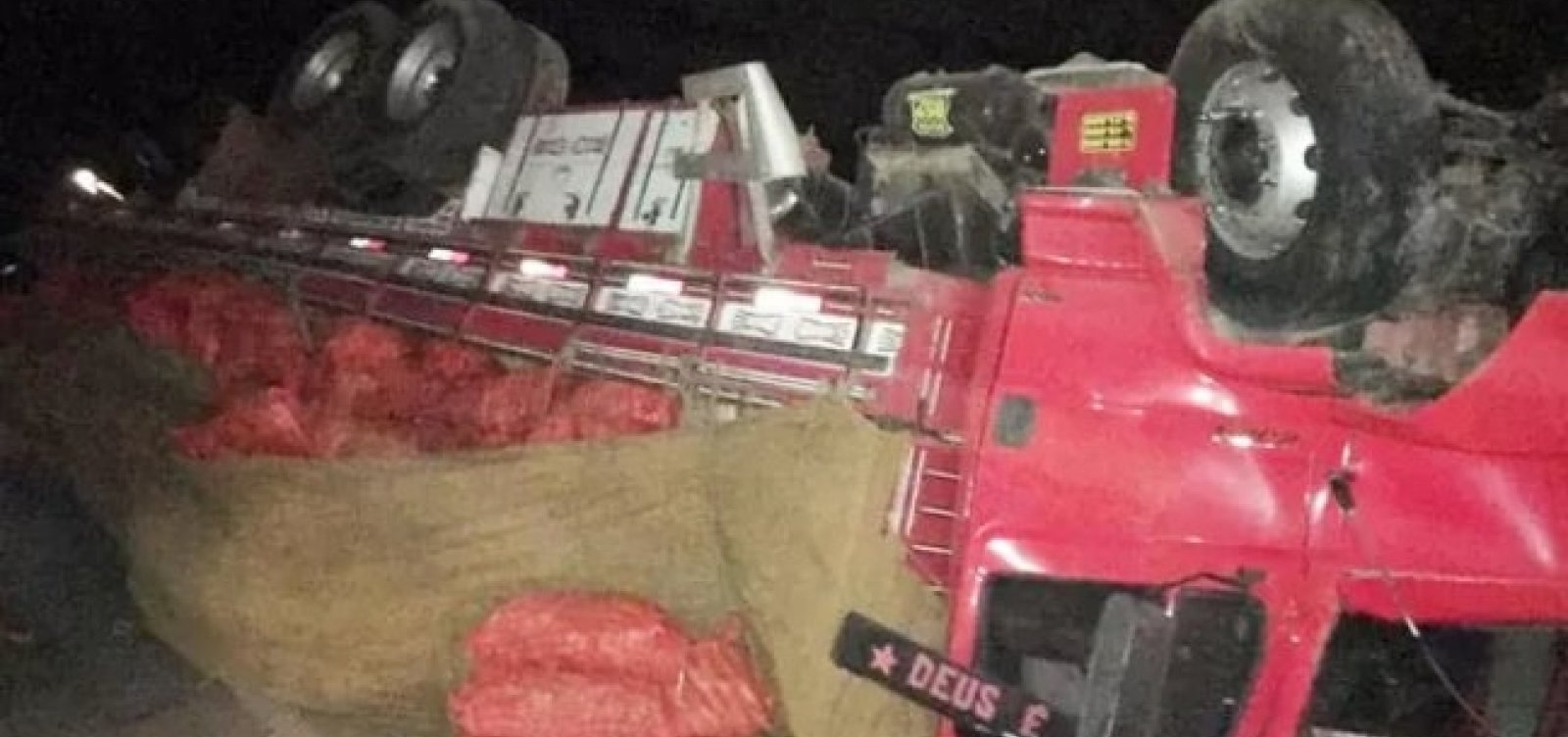 Batida entre caminhão e carro deixa oito mortos no norte da BA