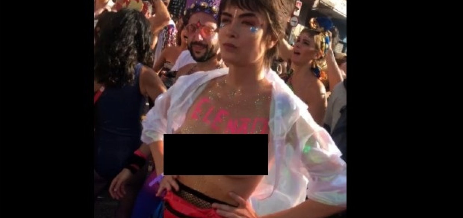 Maria Casadevall faz topless em bloco de Carnaval em SP; assista